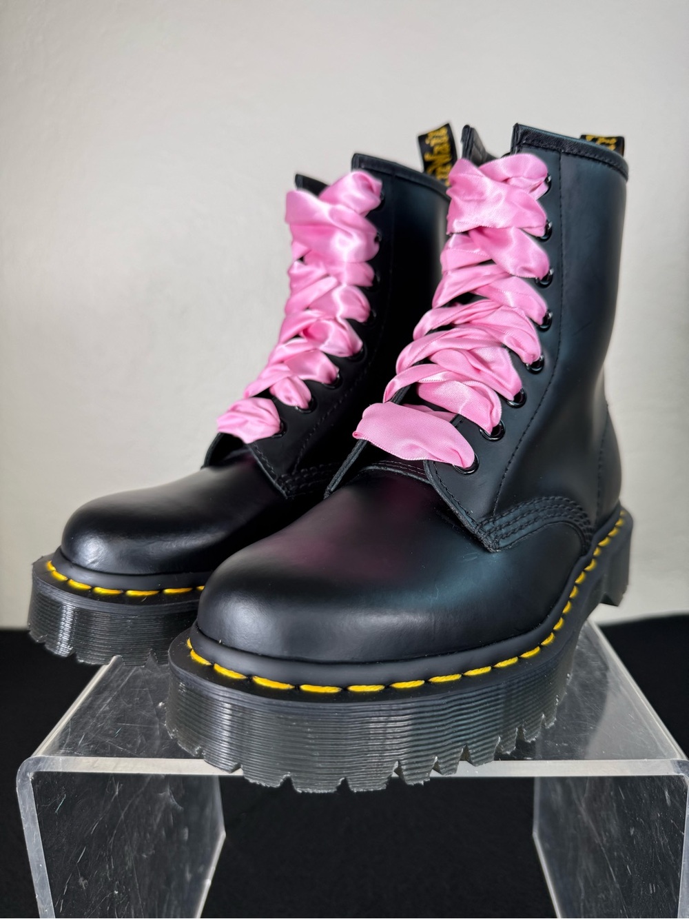 NEW NWOT Dr. Martens Jesy Leather Platform Boots w/ Pink Ribbon Laces 8 Eye 5 US